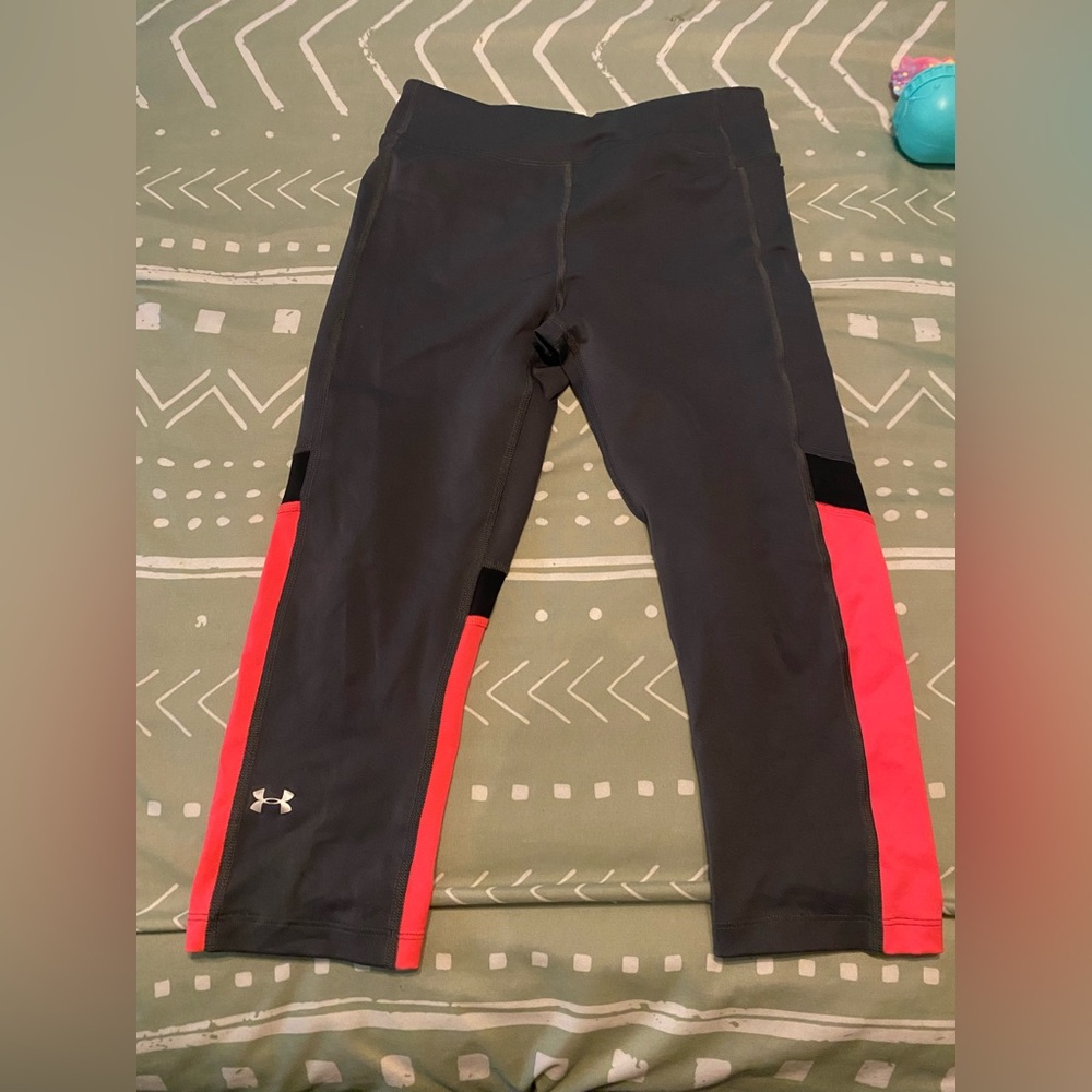 5 FOR 20 Under Armour blackish gray and pink capri athletic leggings